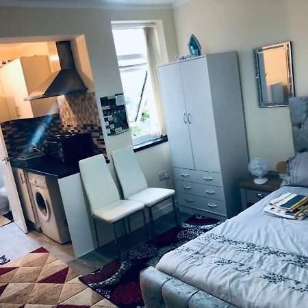Self-Contained Studio Flat Bathrooms Kitchens Upgrade Locations To City Centre 15 Minutes Walking Distance Nottingham Universities Queen Hospitals City Hospitals Eksteriør billede
